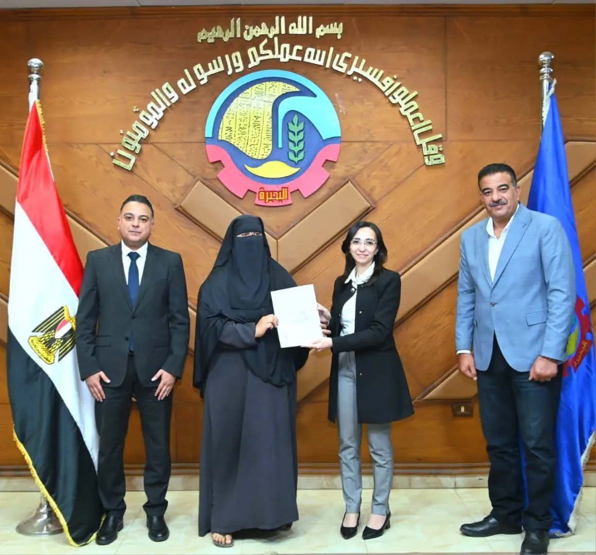 فرحة بين المواطنين.. محافظ البحيرة تسلم 14 عقد تقنين أوضاع أراضي دولة - 1000597105