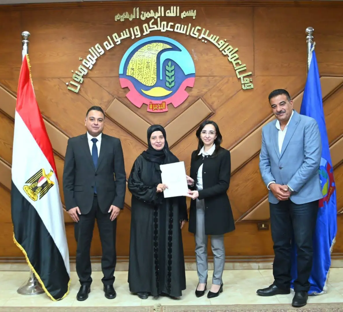 فرحة بين المواطنين.. محافظ البحيرة تسلم 14 عقد تقنين أوضاع أراضي دولة