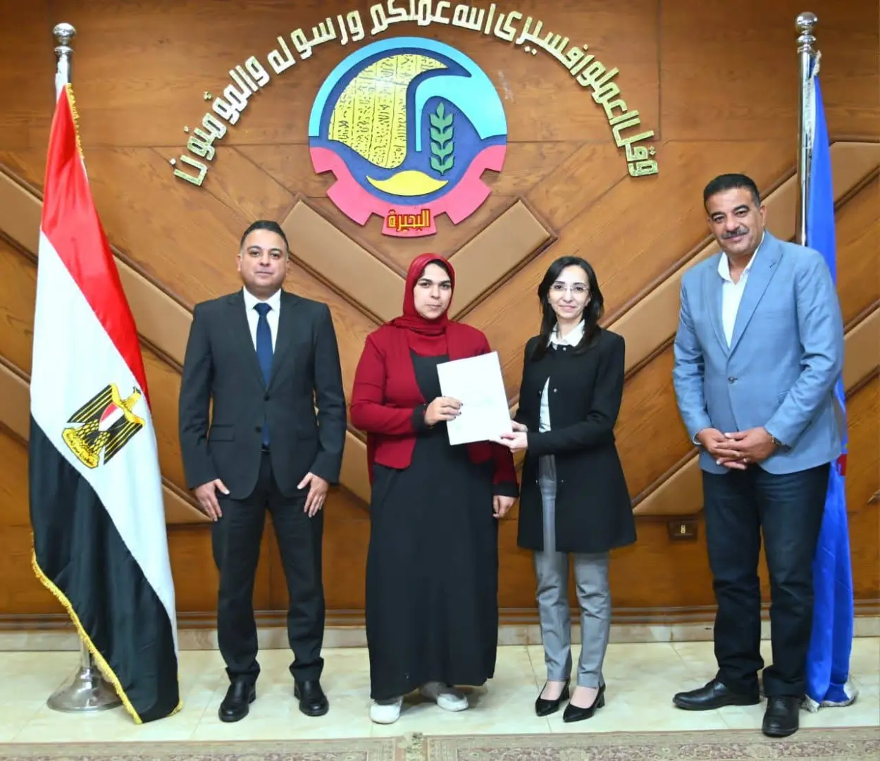 فرحة بين المواطنين.. محافظ البحيرة تسلم 14 عقد تقنين أوضاع أراضي دولة - 1000597109