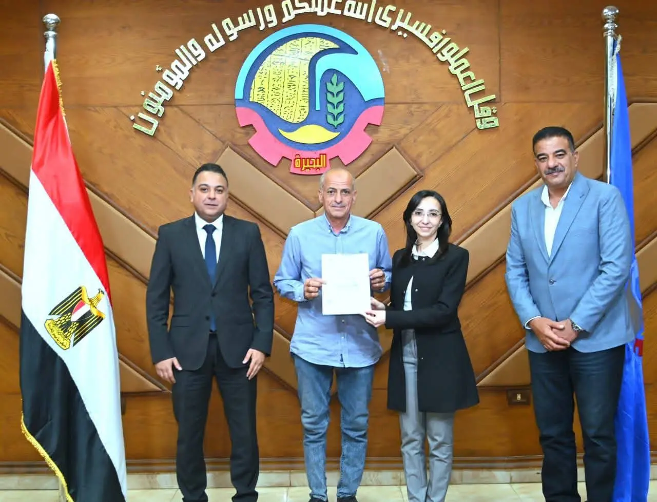 فرحة بين المواطنين.. محافظ البحيرة تسلم 14 عقد تقنين أوضاع أراضي دولة - 1000597110