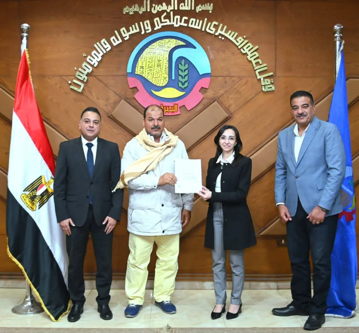 فرحة بين المواطنين.. محافظ البحيرة تسلم 14 عقد تقنين أوضاع أراضي دولة - 1000597111