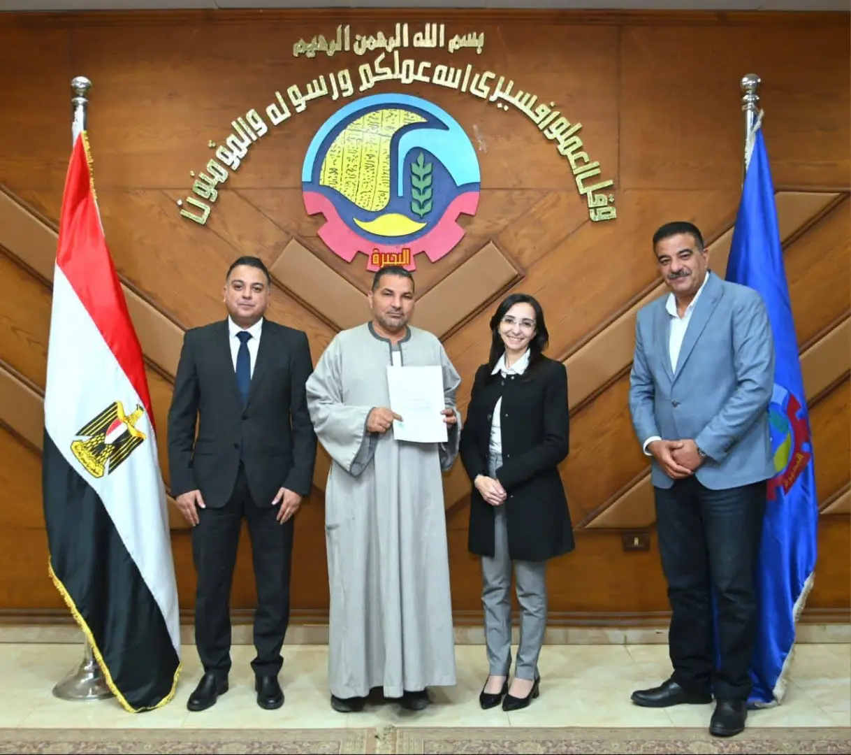 فرحة بين المواطنين.. محافظ البحيرة تسلم 14 عقد تقنين أوضاع أراضي دولة - 1000597112
