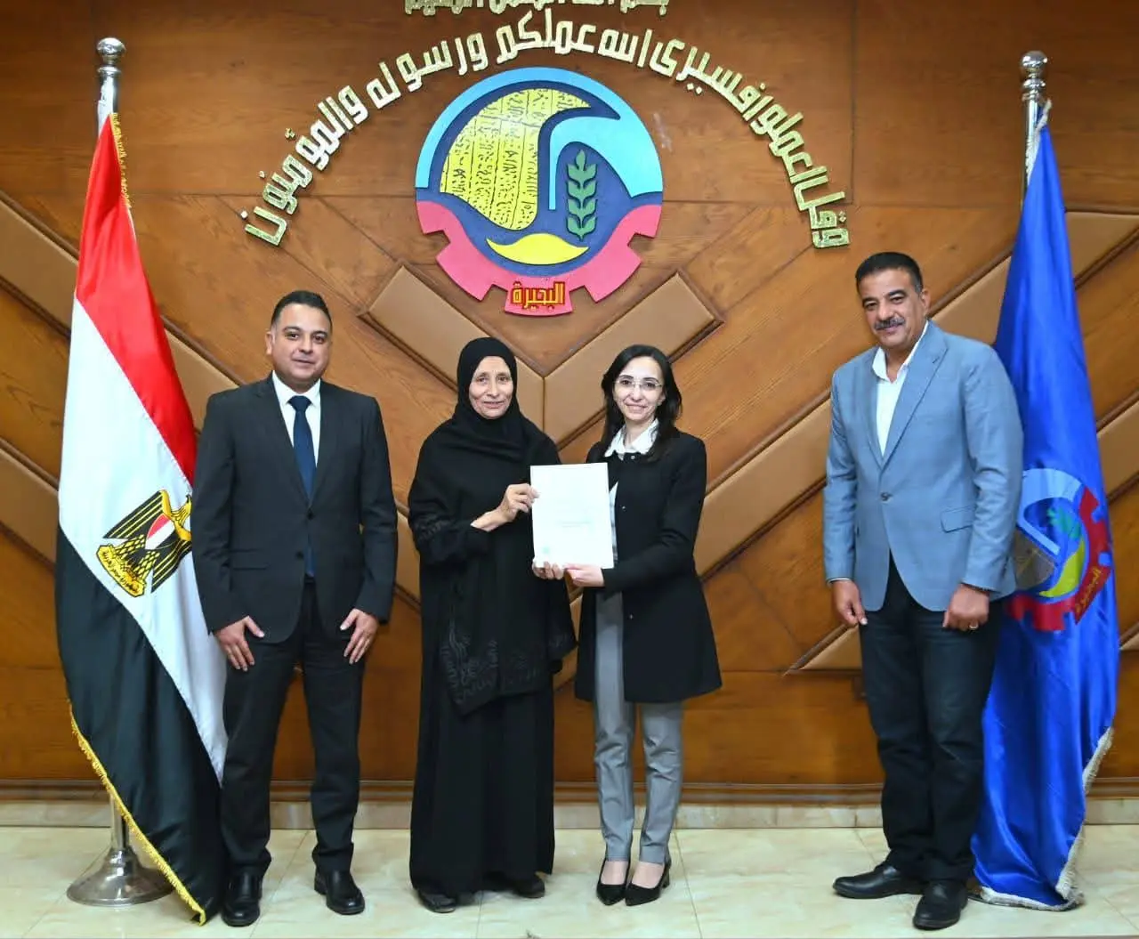 فرحة بين المواطنين.. محافظ البحيرة تسلم 14 عقد تقنين أوضاع أراضي دولة - 1000597113