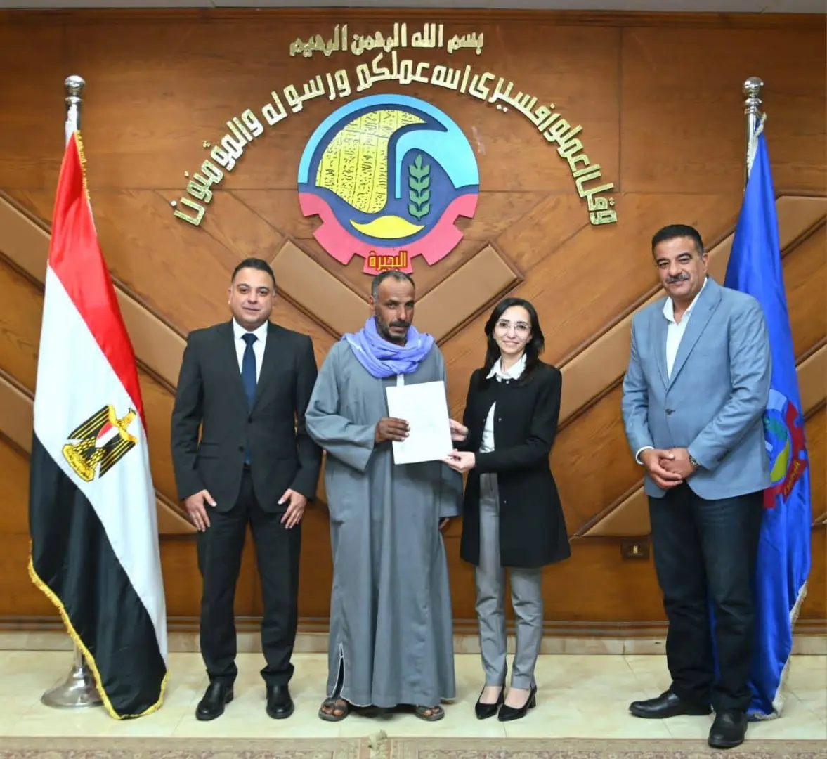 فرحة بين المواطنين.. محافظ البحيرة تسلم 14 عقد تقنين أوضاع أراضي دولة - 1000597114