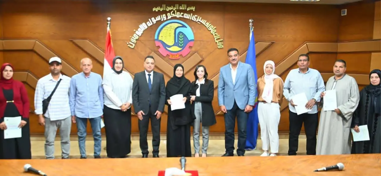 فرحة بين المواطنين.. محافظ البحيرة تسلم 14 عقد تقنين أوضاع أراضي دولة - 1000597115
