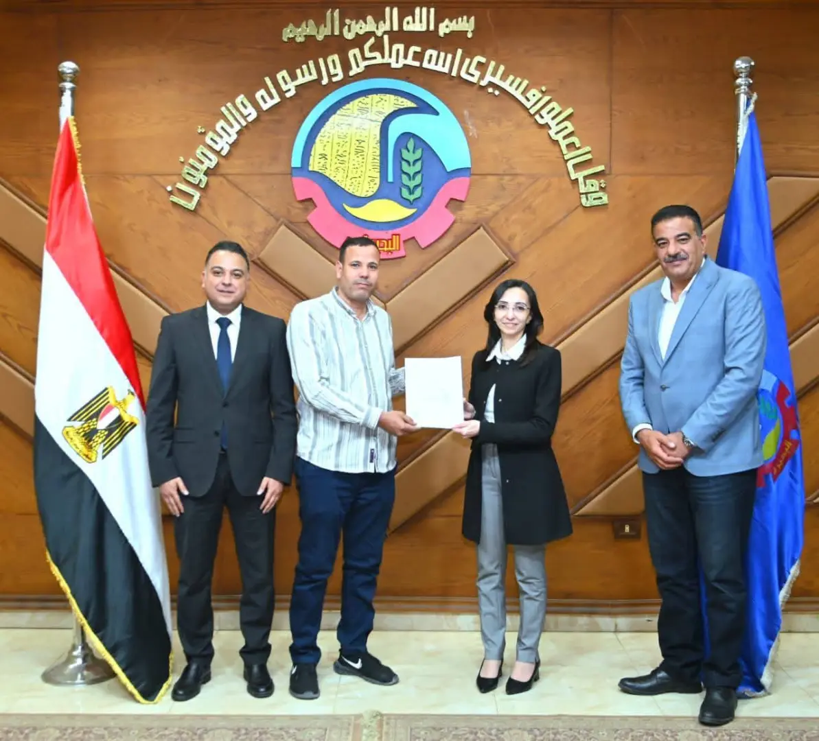 فرحة بين المواطنين.. محافظ البحيرة تسلم 14 عقد تقنين أوضاع أراضي دولة - 1000597116