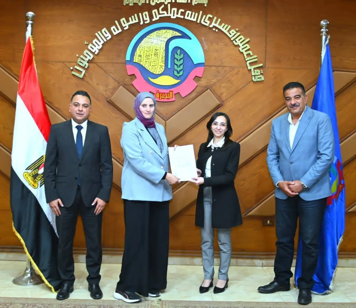 فرحة بين المواطنين.. محافظ البحيرة تسلم 14 عقد تقنين أوضاع أراضي دولة - 1000597117