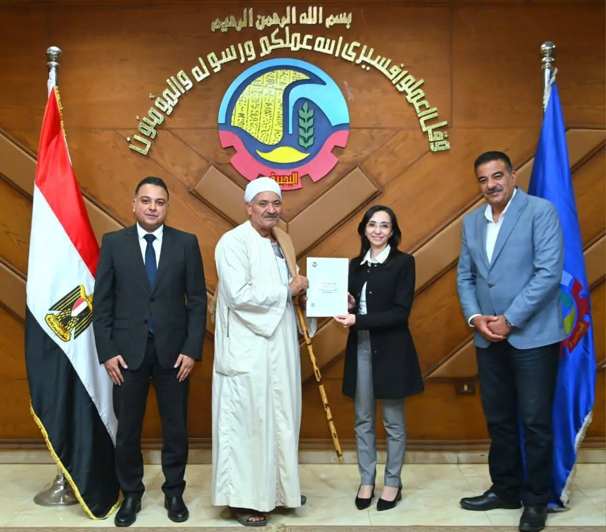 فرحة بين المواطنين.. محافظ البحيرة تسلم 14 عقد تقنين أوضاع أراضي دولة - 1000597118