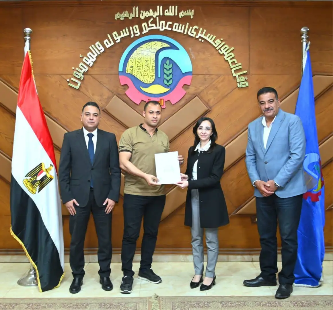 فرحة بين المواطنين.. محافظ البحيرة تسلم 14 عقد تقنين أوضاع أراضي دولة - 1000597119