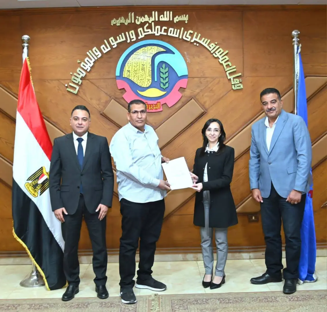 فرحة بين المواطنين.. محافظ البحيرة تسلم 14 عقد تقنين أوضاع أراضي دولة - 1000597120