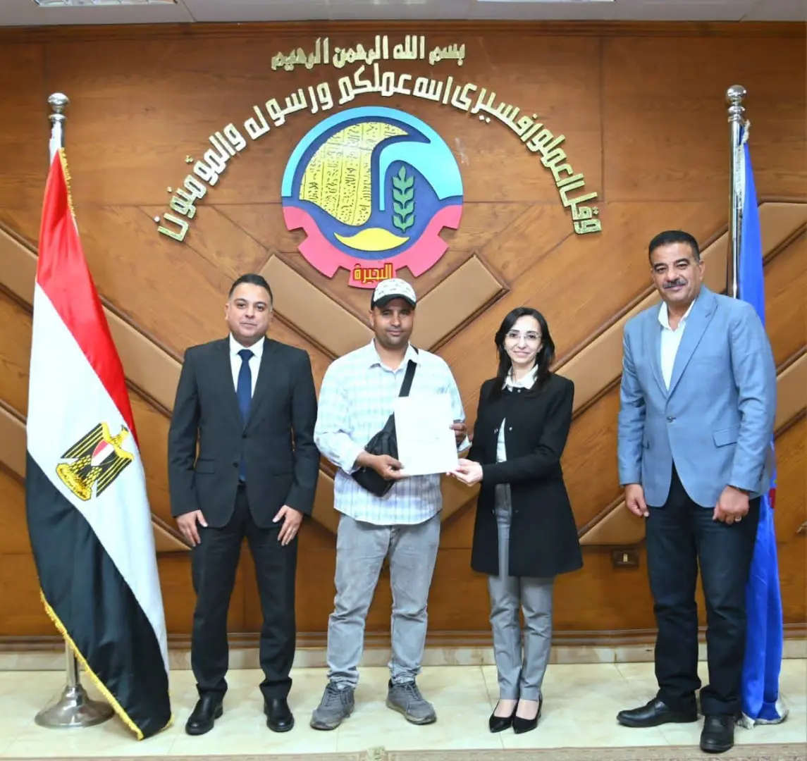 فرحة بين المواطنين.. محافظ البحيرة تسلم 14 عقد تقنين أوضاع أراضي دولة - 1000597121
