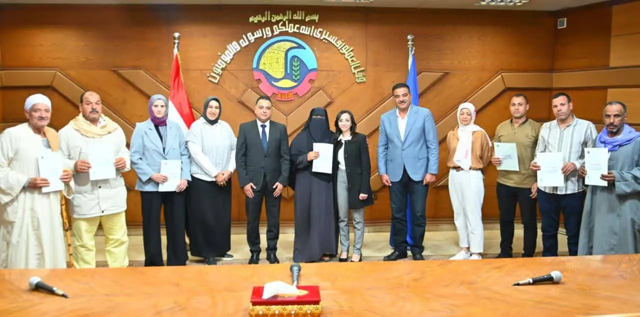 فرحة بين المواطنين.. محافظ البحيرة تسلم 14 عقد تقنين أوضاع أراضي دولة - 1000597122