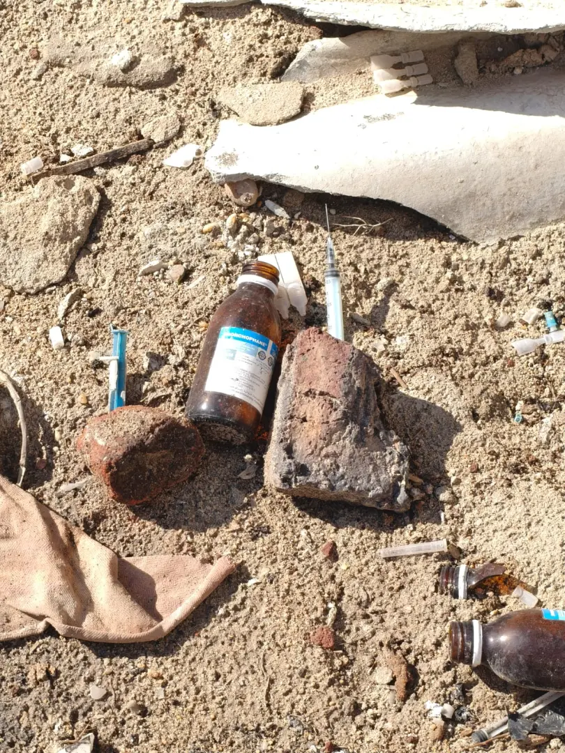 "سرنجات وطلاسم وآثار مخدرات".. "الخبر لايف" يكشف أسرار صادمة داخل مقابر أبو الريش بدمنهور - 1000597639