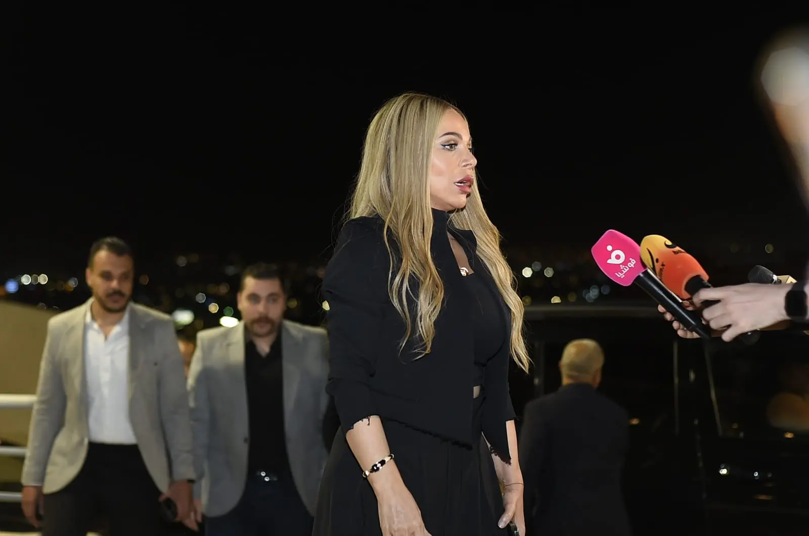 أبرز لقطات عزاء أمير الغناء العربي الفنان هاني شاكر - 1000597810