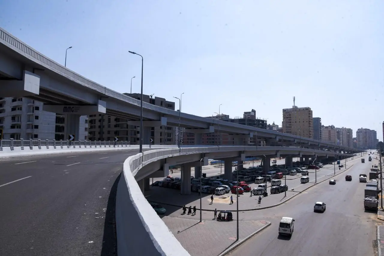 وزيرة التنمية المحلية والبيئة ومحافظ الإسكندرية يتفقدان كوبري الفريق أول سليمان عزت - 1000598455