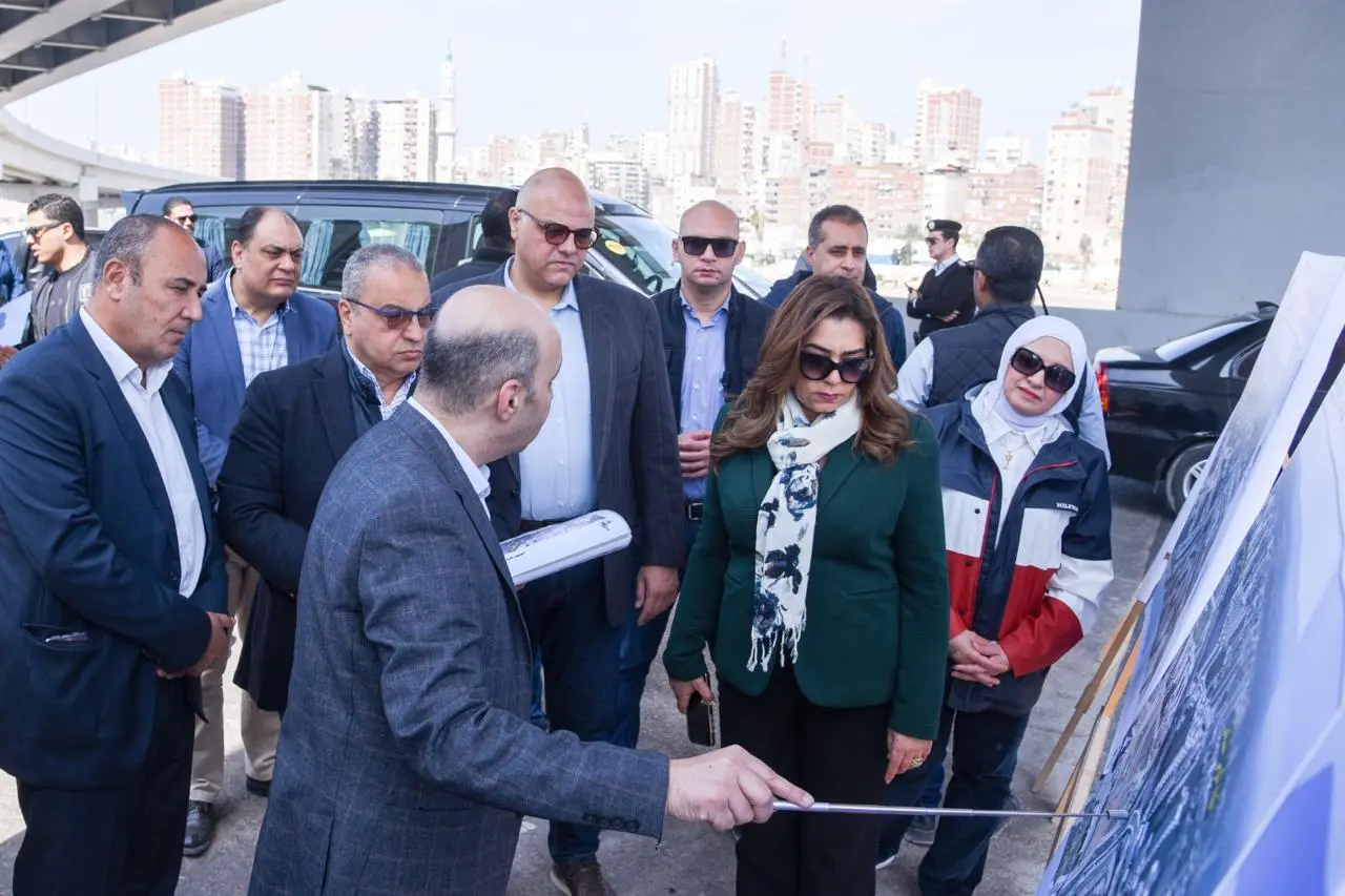 وزيرة التنمية المحلية والبيئة ومحافظ الإسكندرية يتفقدان كوبري الفريق أول سليمان عزت - 1000598456