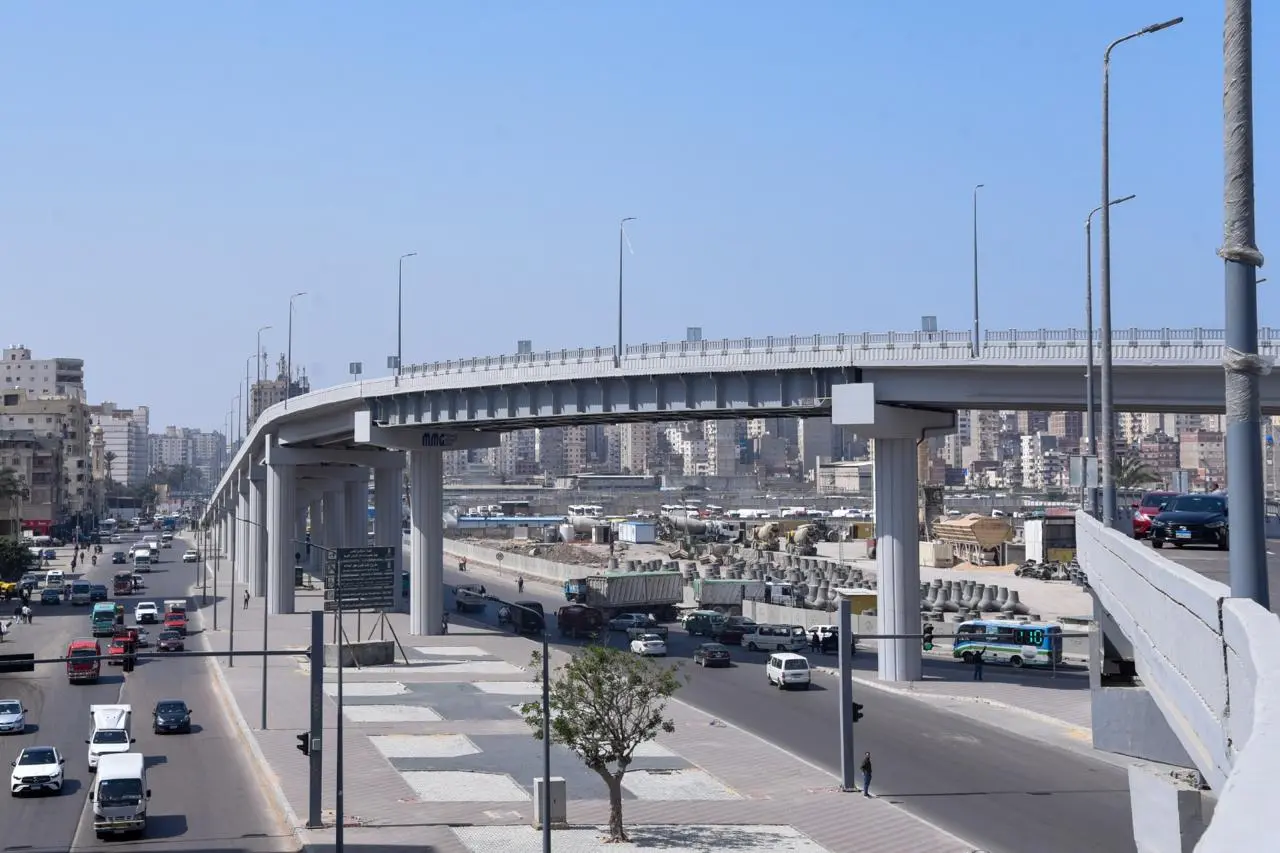 وزيرة التنمية المحلية والبيئة ومحافظ الإسكندرية يتفقدان كوبري الفريق أول سليمان عزت - 1000598457