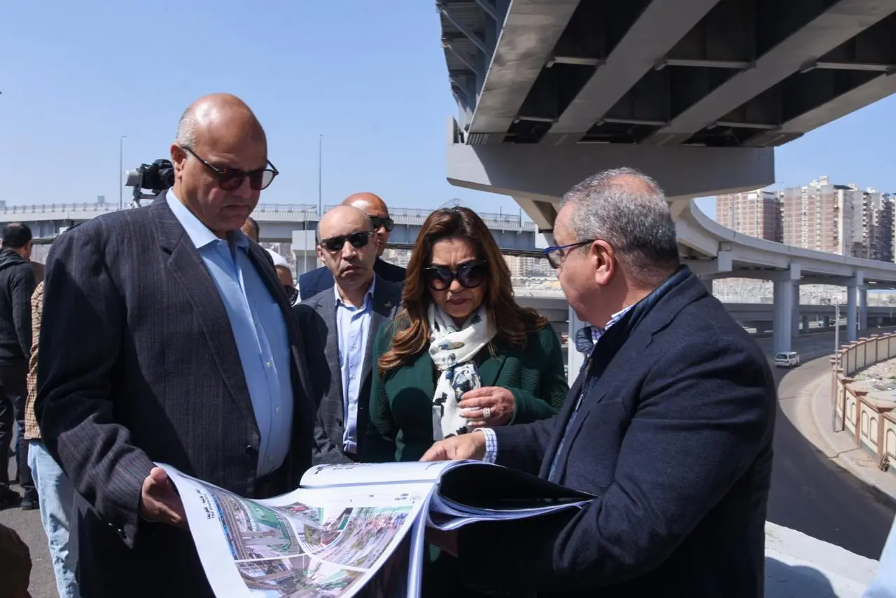 وزيرة التنمية المحلية والبيئة ومحافظ الإسكندرية يتفقدان كوبري الفريق أول سليمان عزت - 1000598460