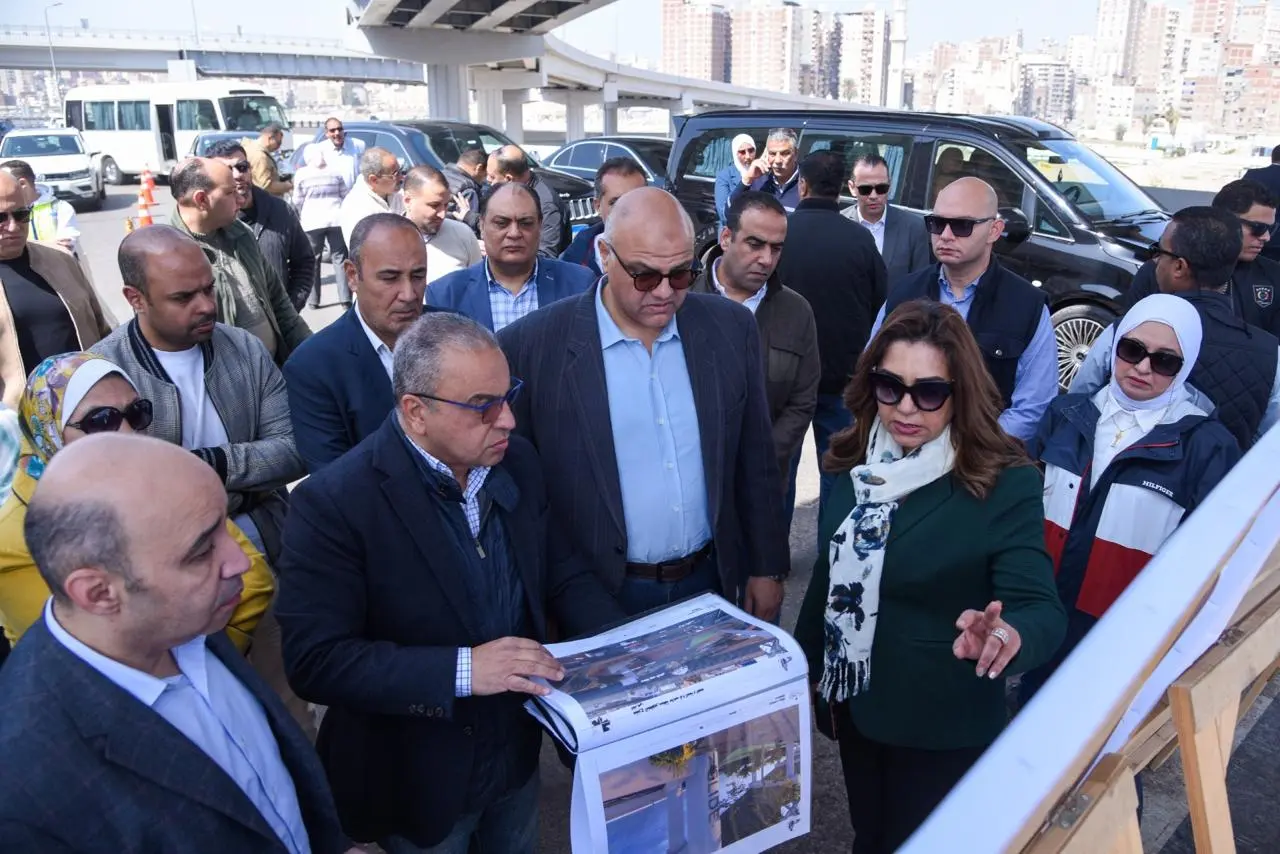 وزيرة التنمية المحلية والبيئة ومحافظ الإسكندرية يتفقدان كوبري الفريق أول سليمان عزت - 1000598461