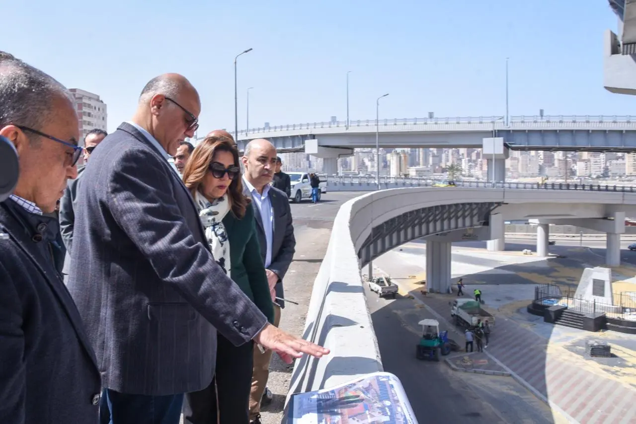 وزيرة التنمية المحلية والبيئة ومحافظ الإسكندرية يتفقدان كوبري الفريق أول سليمان عزت - 1000598462