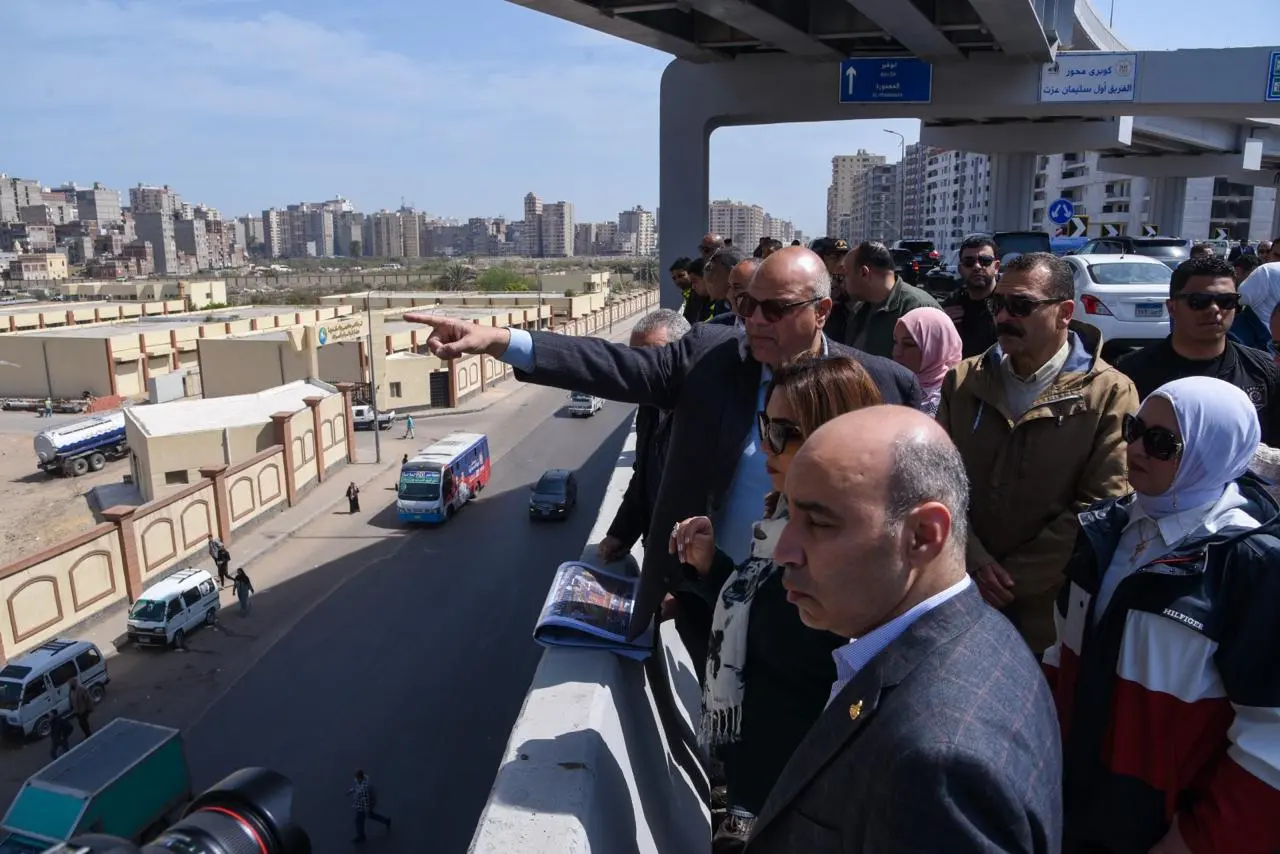وزيرة التنمية المحلية والبيئة ومحافظ الإسكندرية يتفقدان كوبري الفريق أول سليمان عزت - 1000598463