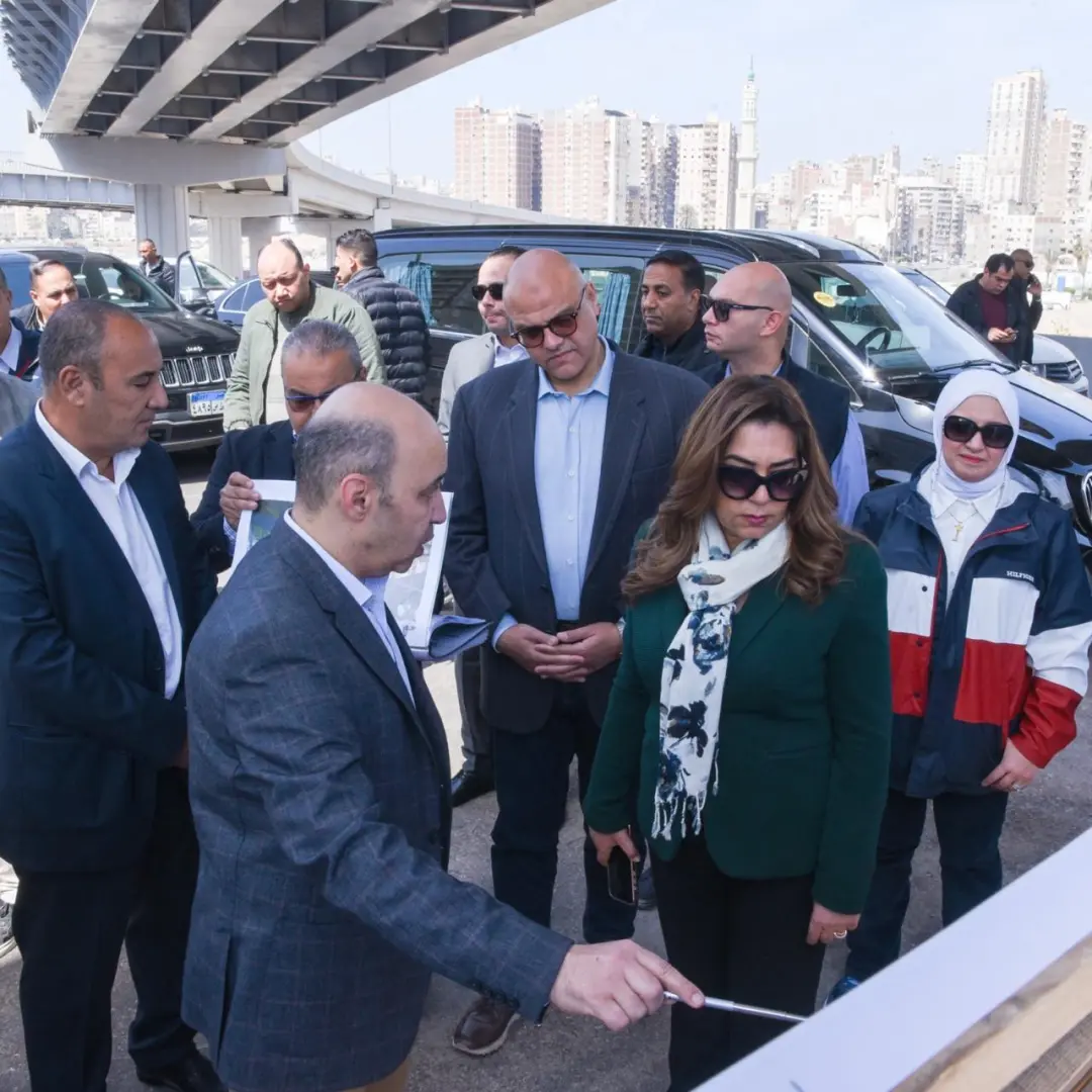 وزيرة التنمية المحلية والبيئة ومحافظ الإسكندرية يتفقدان كوبري الفريق أول سليمان عزت - 1000598464