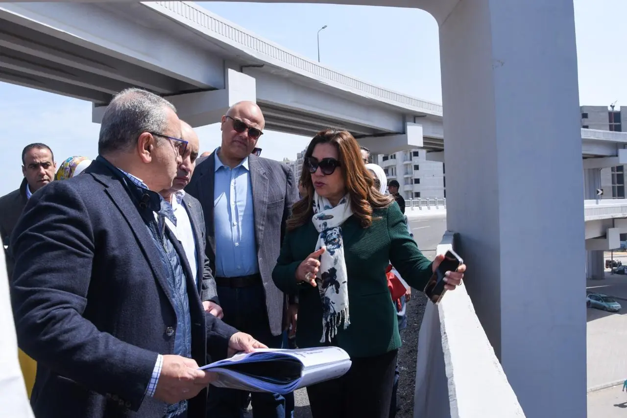 وزيرة التنمية المحلية والبيئة ومحافظ الإسكندرية يتفقدان كوبري الفريق أول سليمان عزت - 1000598465