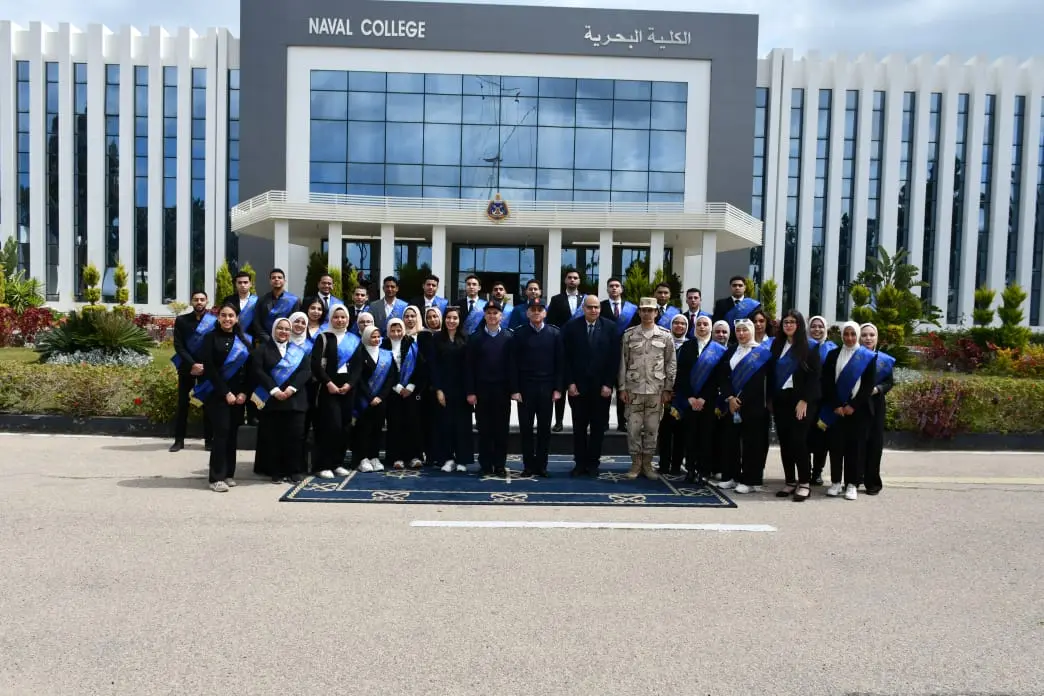 طلاب جامعة الإسكندرية في زيارة للكلية البحرية للتعرف على دور القوات البحرية في تأمين السواحل المصرية - 1000598619