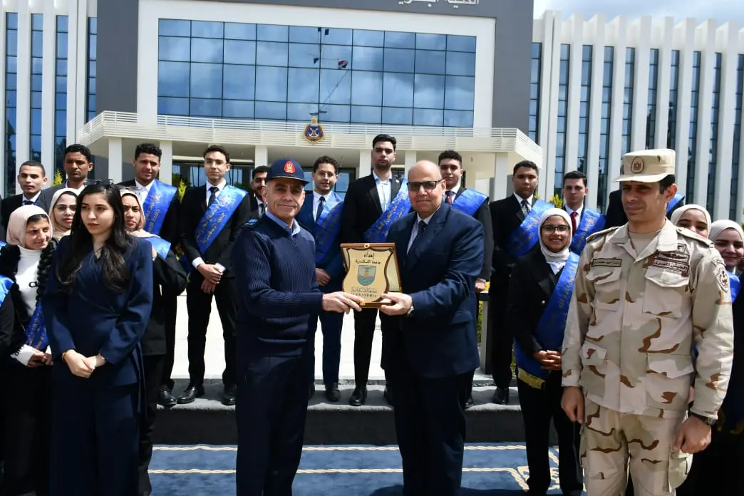 طلاب جامعة الإسكندرية في زيارة للكلية البحرية للتعرف على دور القوات البحرية في تأمين السواحل المصرية - 1000598620