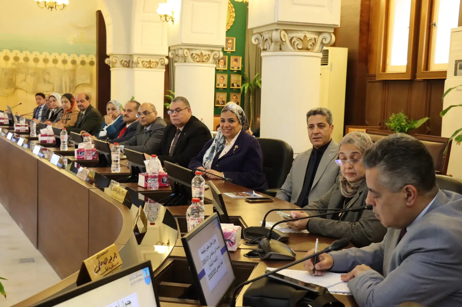 مجلس جامعة الإسكندرية يناقش إجراءات ترشيد الطاقة ويطلق مبادرات أكاديمية واستراتيجية جديدة - 1000598641