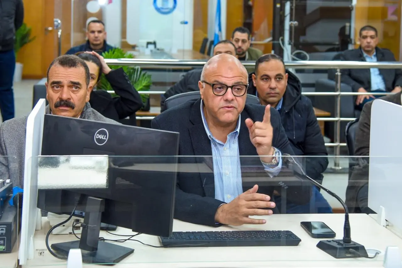 محافظ الإسكندرية يُدير غرفة "إدارة الأزمات" من داخل مركز السيطرة لمتابعة الميدان والتعامل اللحظي مع تقلبات الطقس - 1000599662