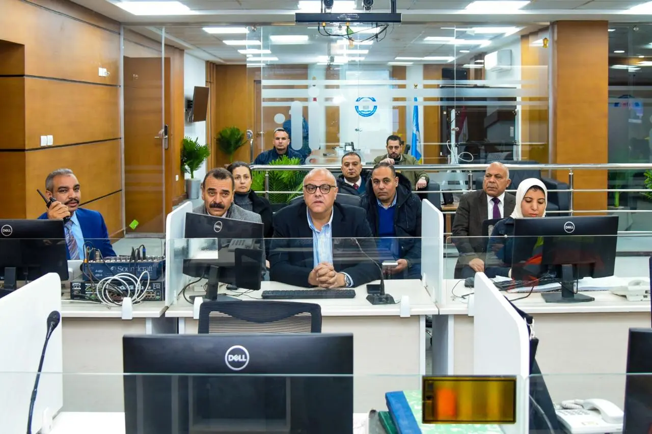 محافظ الإسكندرية يُدير غرفة "إدارة الأزمات" من داخل مركز السيطرة لمتابعة الميدان والتعامل اللحظي مع تقلبات الطقس - 1000599664