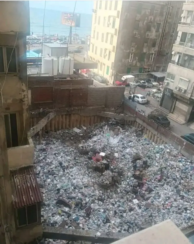 استجابة لشكاوى المواطنين.. محافظة الإسكندرية تزيل ٤ بؤر فرز المخلفات بأراضي فضاء داخل الكتل السكنية - 1000600825