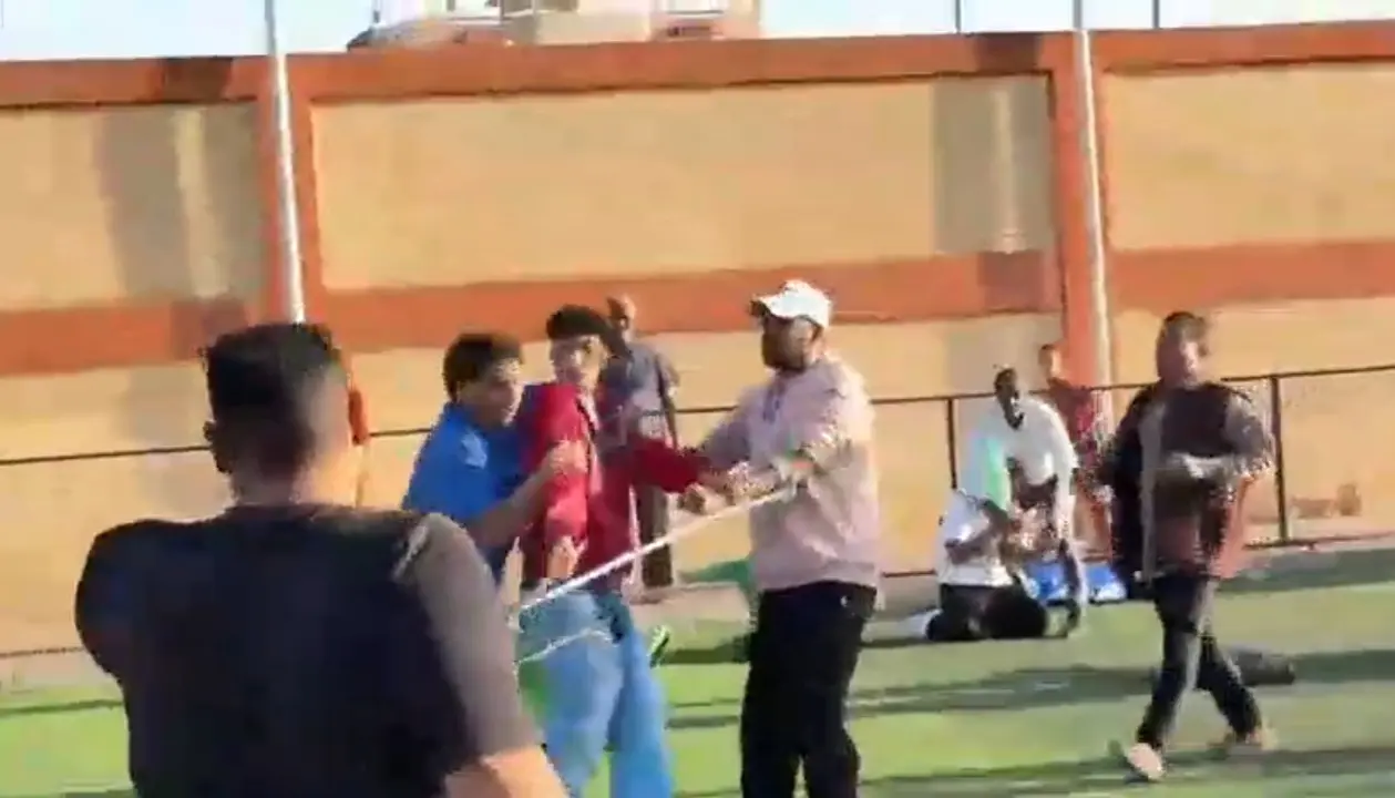 اشتباكات وإصابات في نهائي الجمهورية للناشئين بين المدينة المنورة والتجمع الأول بالقطامية - 1000601824