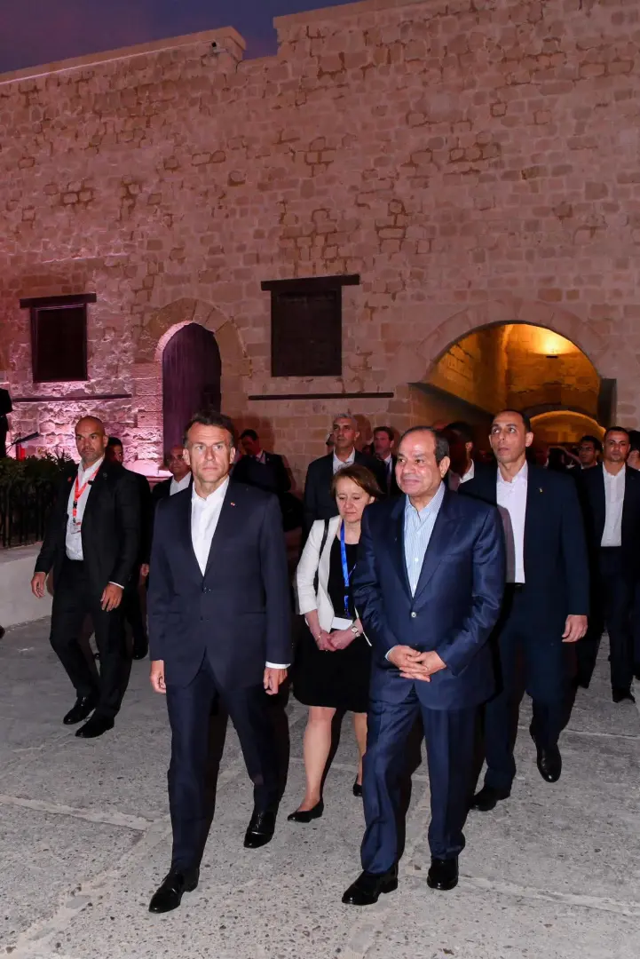الرئيس السيسي يصطحب ماكرون في جولة بكورنيش الإسكندرية وقلعة قايتباي التاريخية - 1000601945