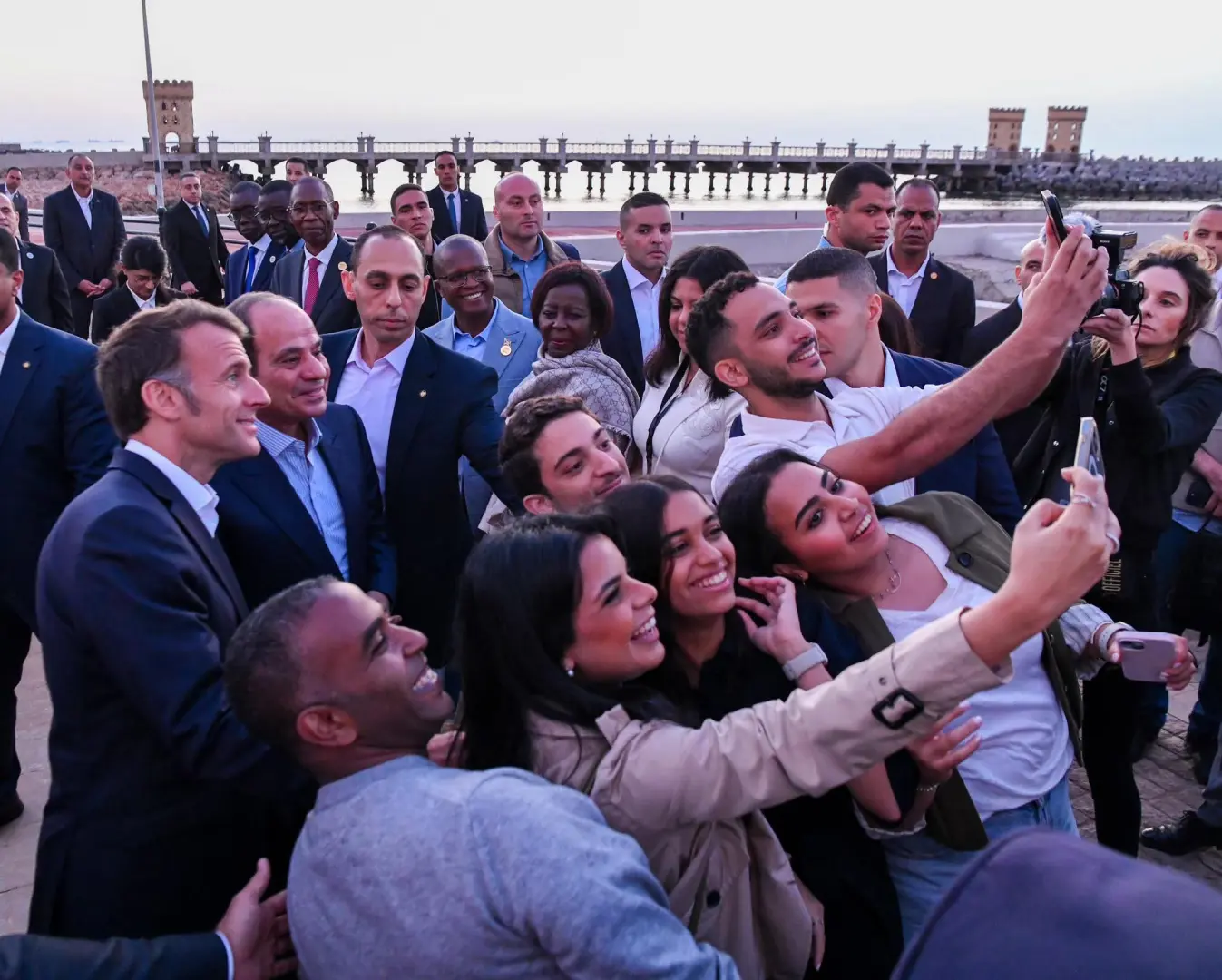 الرئيس السيسي يصطحب ماكرون في جولة بكورنيش الإسكندرية وقلعة قايتباي التاريخية - 1000601946