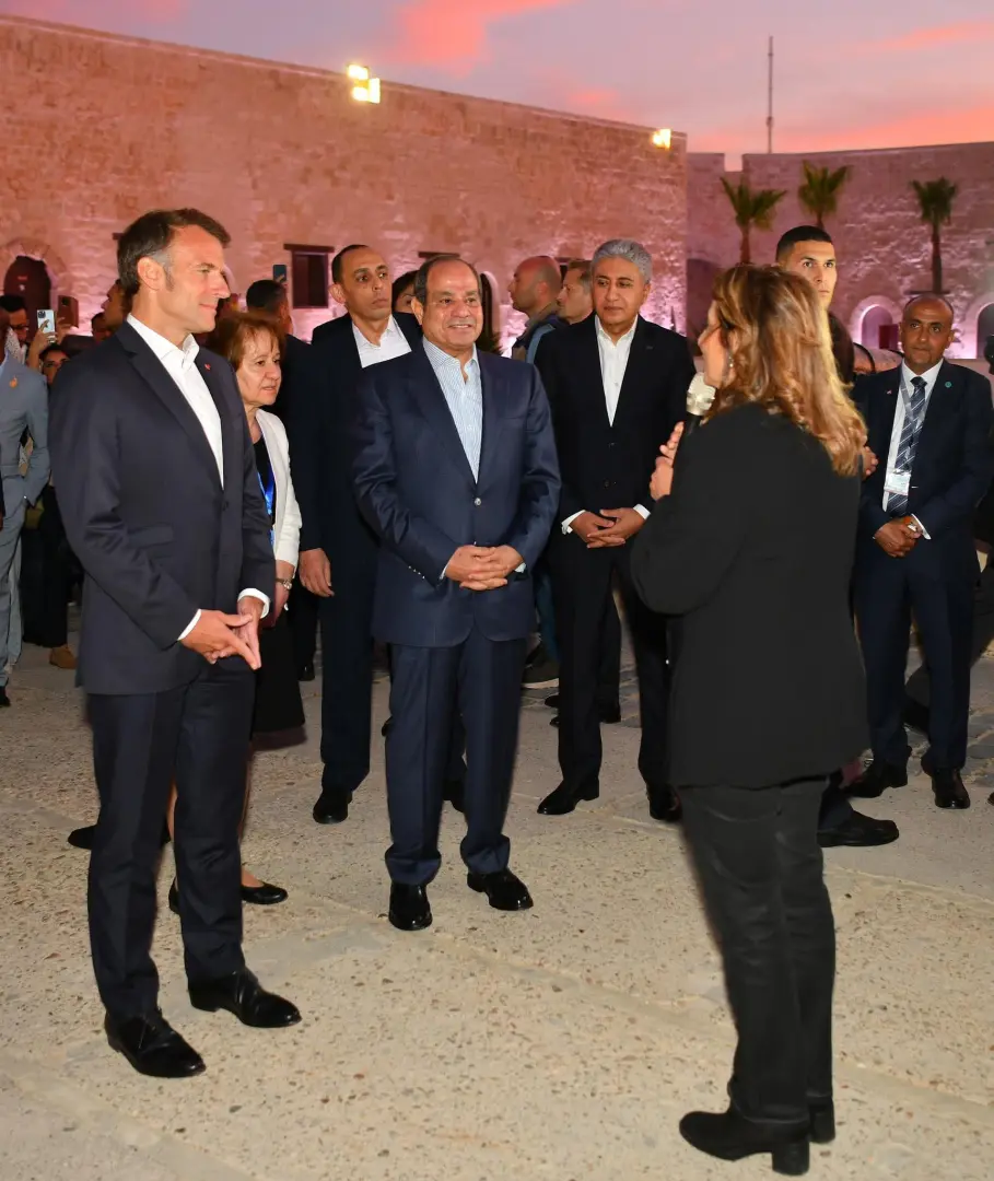 الرئيس السيسي يصطحب ماكرون في جولة بكورنيش الإسكندرية وقلعة قايتباي التاريخية - 1000601947