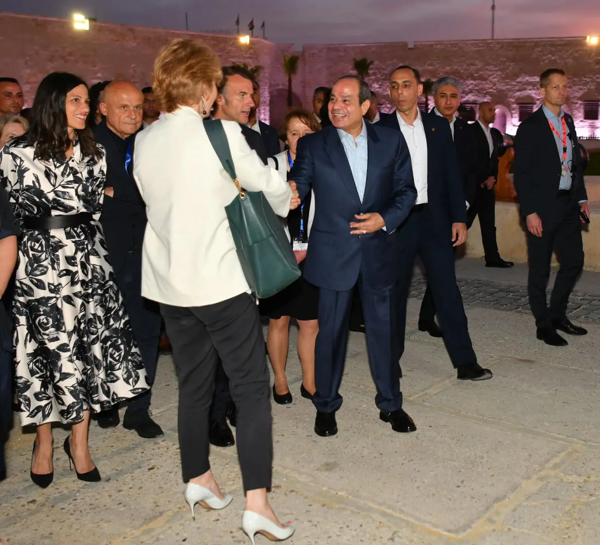 الرئيس السيسي يصطحب ماكرون في جولة بكورنيش الإسكندرية وقلعة قايتباي التاريخية - 1000601948