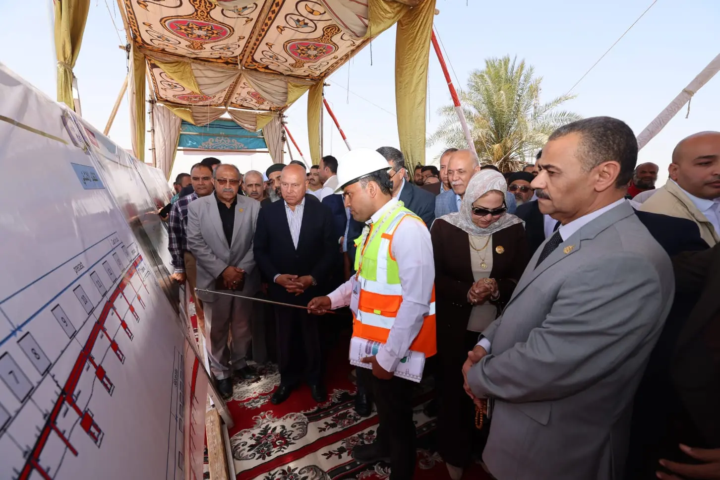 وزير النقل يشهد التشغيل التجريبي لكوبرى أبو شوشة بقنا - 1000602810