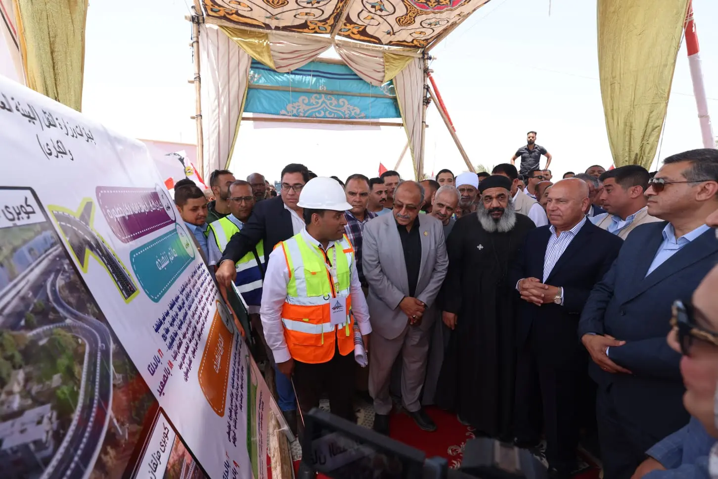 وزير النقل يشهد التشغيل التجريبي لكوبرى أبو شوشة بقنا - 1000602819
