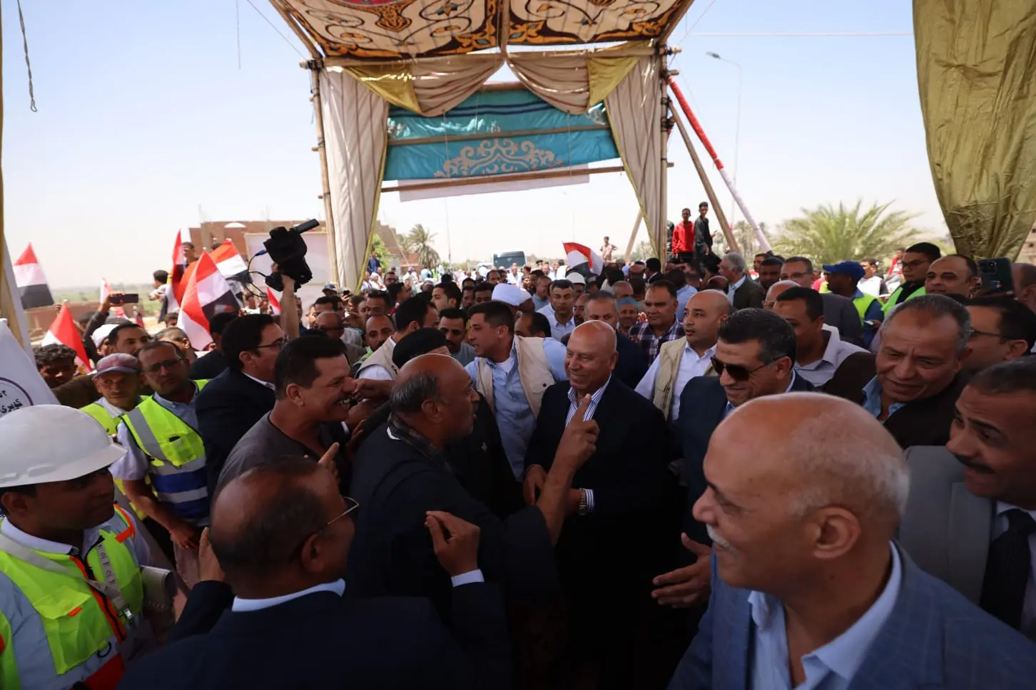 وزير النقل يشهد التشغيل التجريبي لكوبرى أبو شوشة بقنا - 1000602825