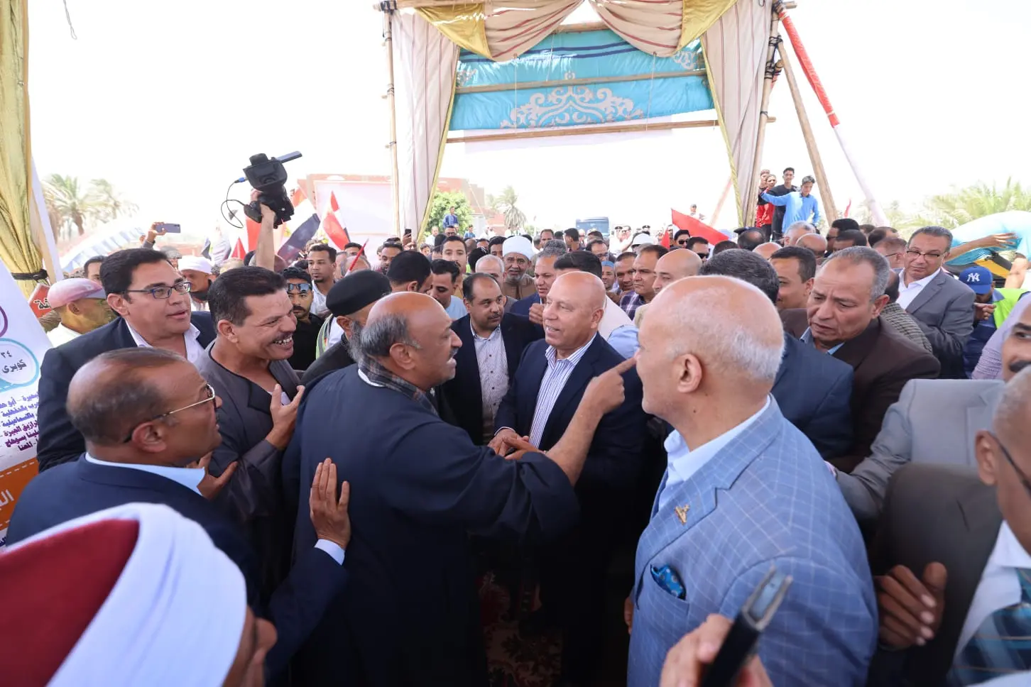 وزير النقل يشهد التشغيل التجريبي لكوبرى أبو شوشة بقنا - 1000602828