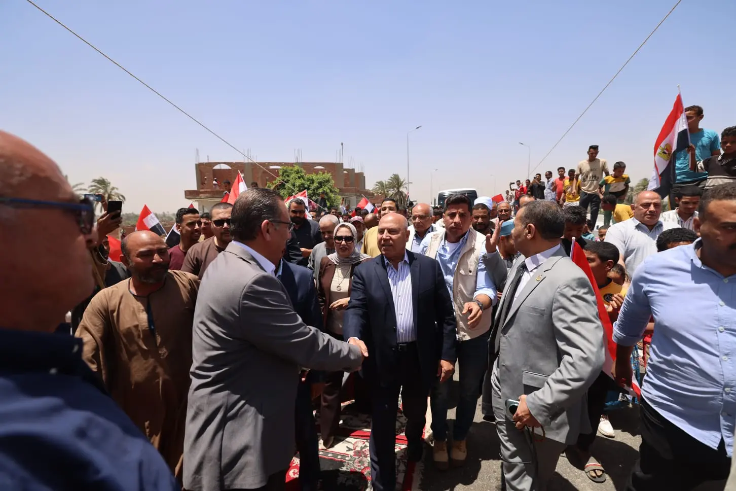 وزير النقل يشهد التشغيل التجريبي لكوبرى أبو شوشة بقنا - 1000602831