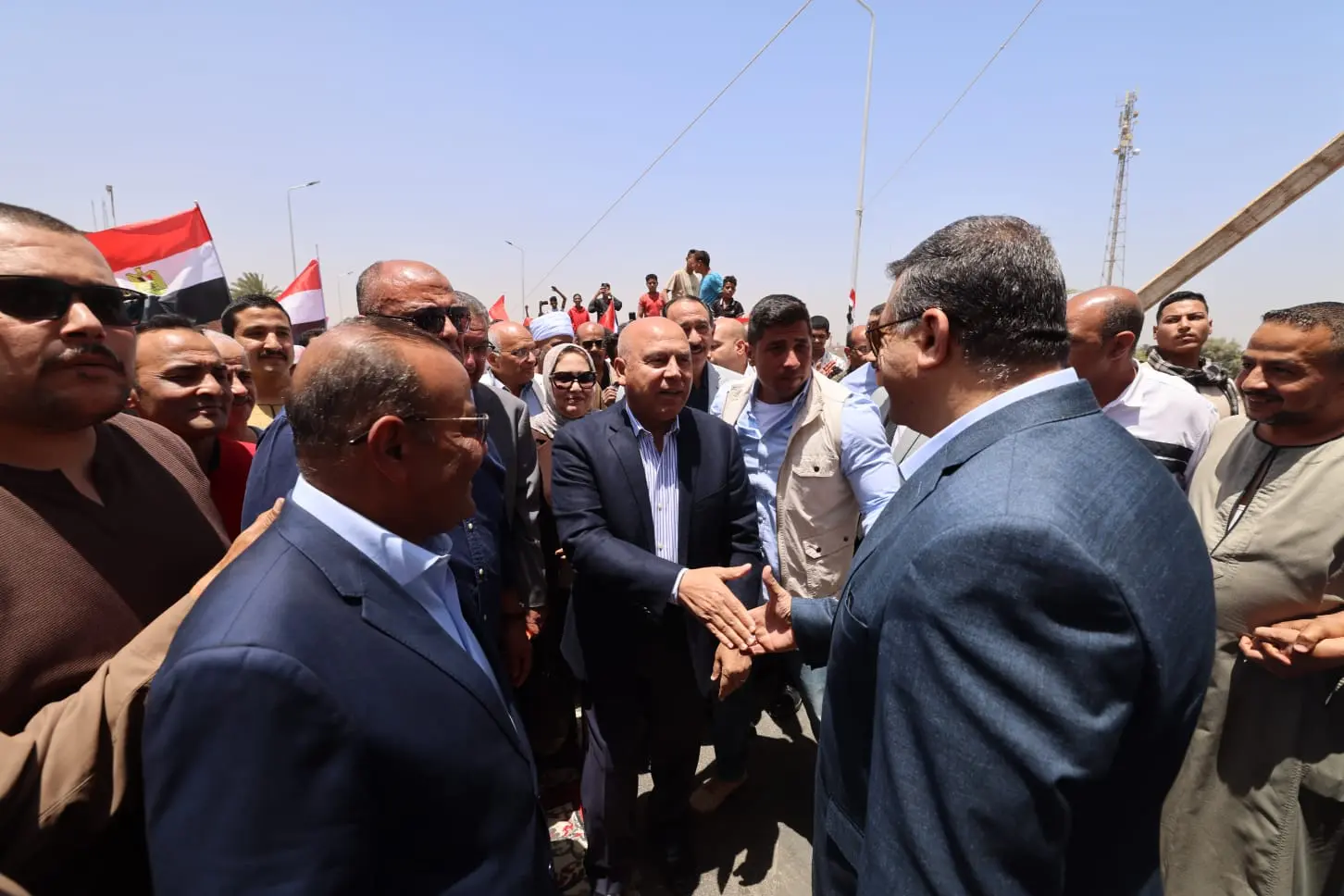 وزير النقل يشهد التشغيل التجريبي لكوبرى أبو شوشة بقنا - 1000602834