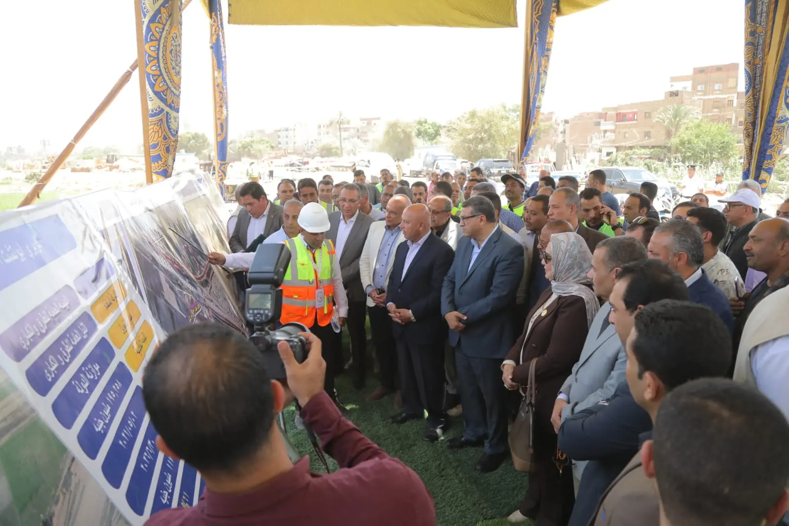 وزير النقل يشهد التشغيل التجريبي لكوبرى أبو شوشة بقنا - 1000602877