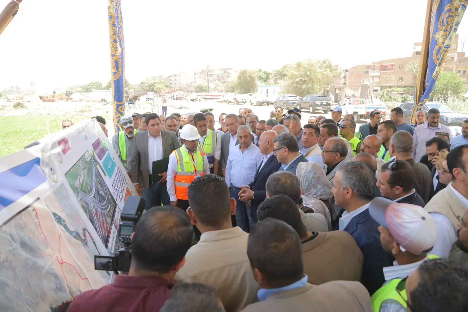وزير النقل يشهد التشغيل التجريبي لكوبرى أبو شوشة بقنا - 1000602883