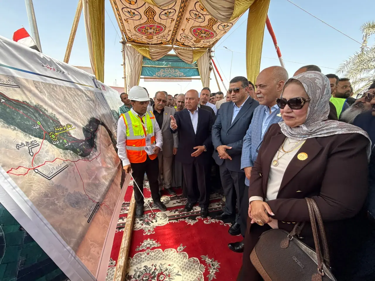 وزير النقل يشهد التشغيل التجريبي لكوبرى أبو شوشة بقنا - 1000602895