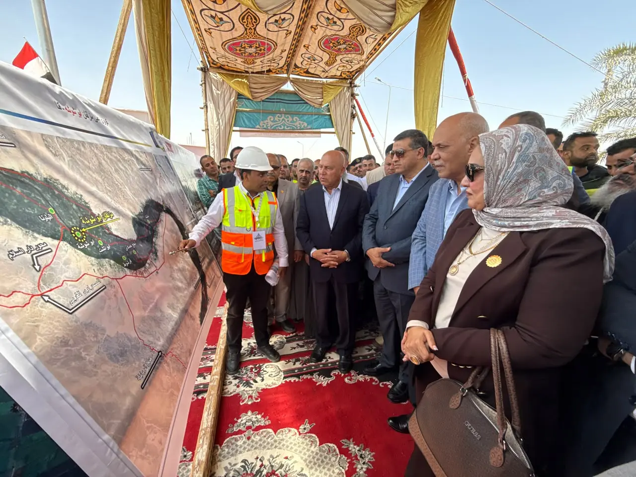 وزير النقل يشهد التشغيل التجريبي لكوبرى أبو شوشة بقنا - 1000602901