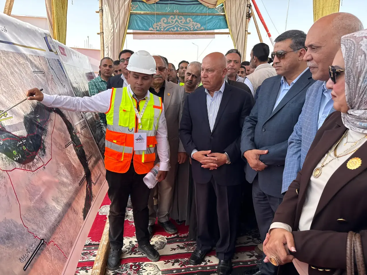 وزير النقل يشهد التشغيل التجريبي لكوبرى أبو شوشة بقنا - 1000602904