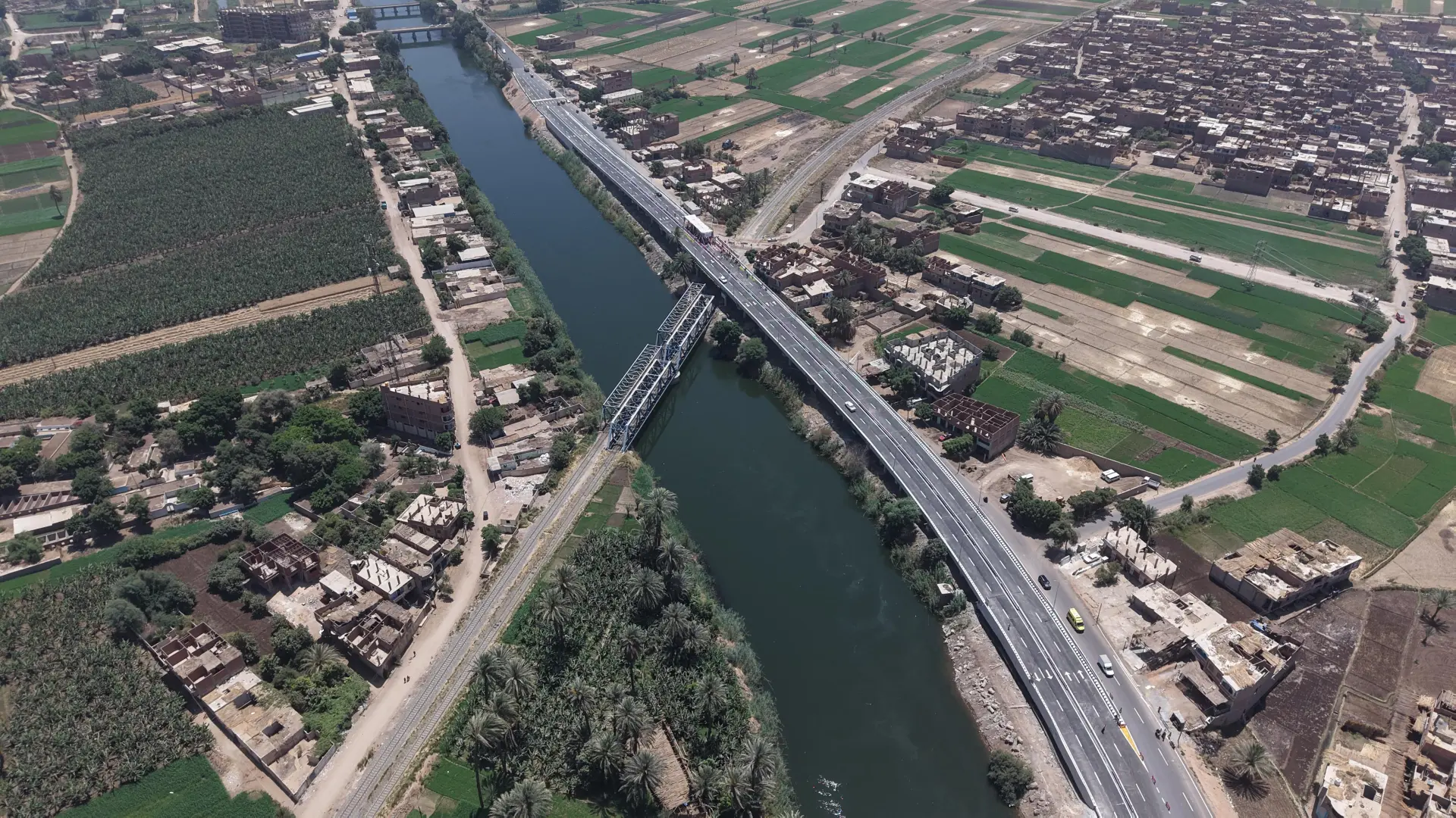 وزير النقل يشهد التشغيل التجريبي لكوبرى أبو شوشة بقنا - 1000603116